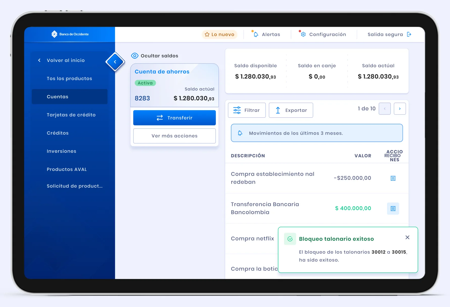 La sección de cuentas del portal en una tableta: una tarjeta de cuenta de ahorros con saldo disponible, canjeable y actual, una tabla filtrable de movimientos con compras y transferencias y sus montos, y un aviso de éxito que confirma el bloqueo de una chequera.