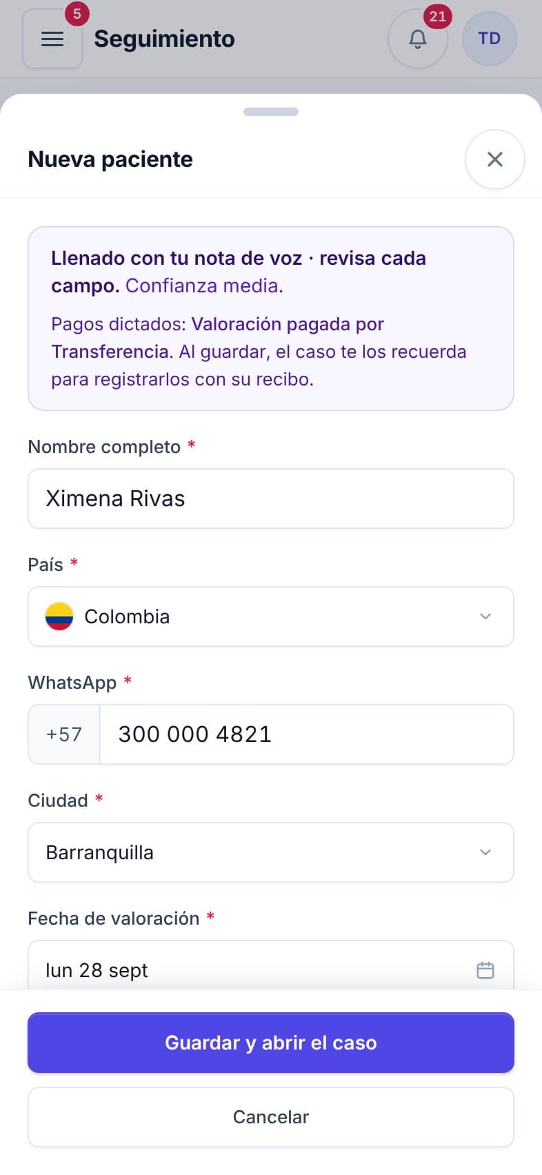 En el celular: una nota de voz llena el formulario de paciente nueva, la valoración toma una hora libre del calendario de la clínica y, al guardar, se abre el caso en la fase uno