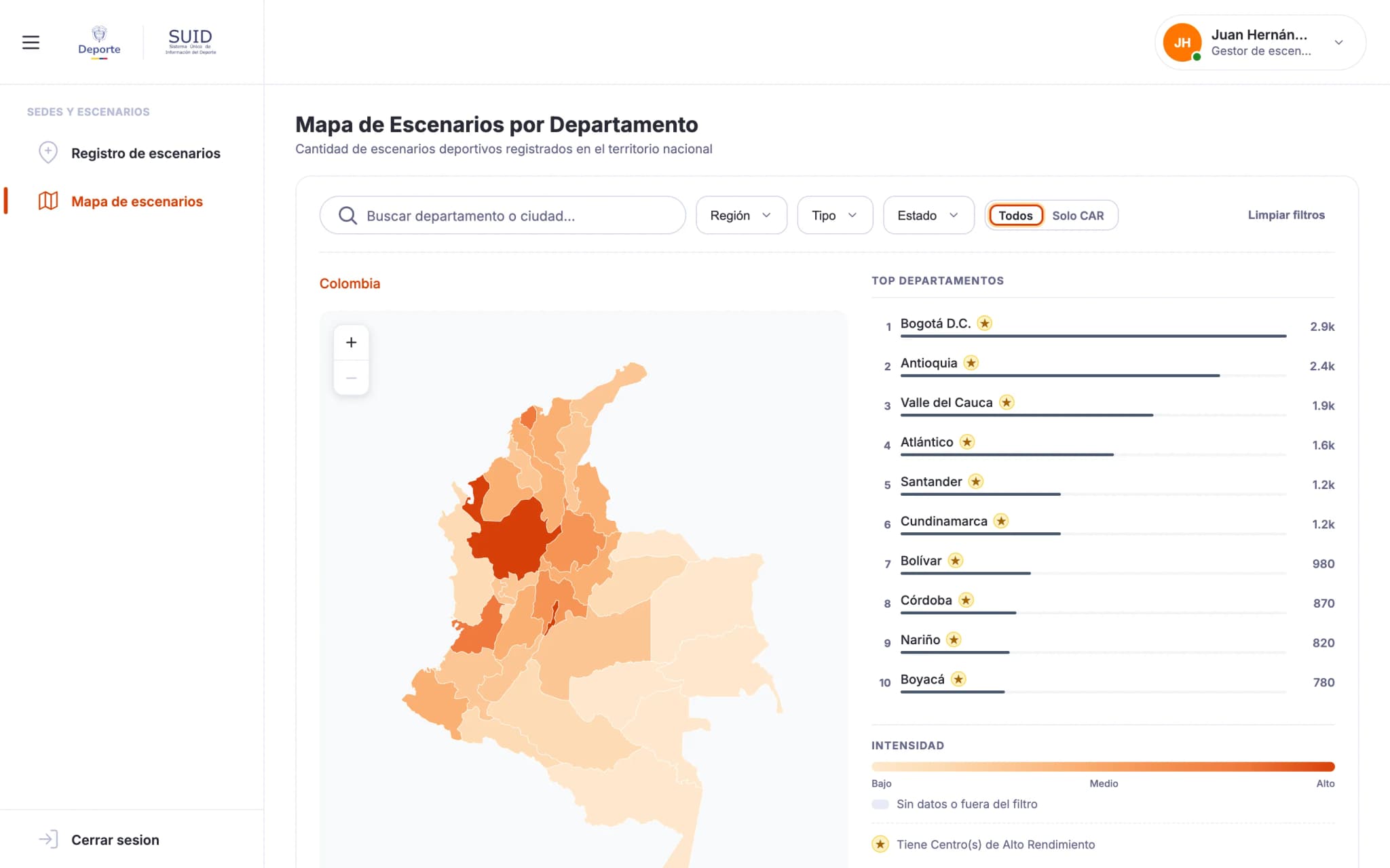El registro georreferenciado de escenarios deportivos: un mapa coroplético de Colombia sombreado por departamento, con filtros de región, tipo de escenario, estado y CAR, junto a un ranking de departamentos y una leyenda de intensidad.