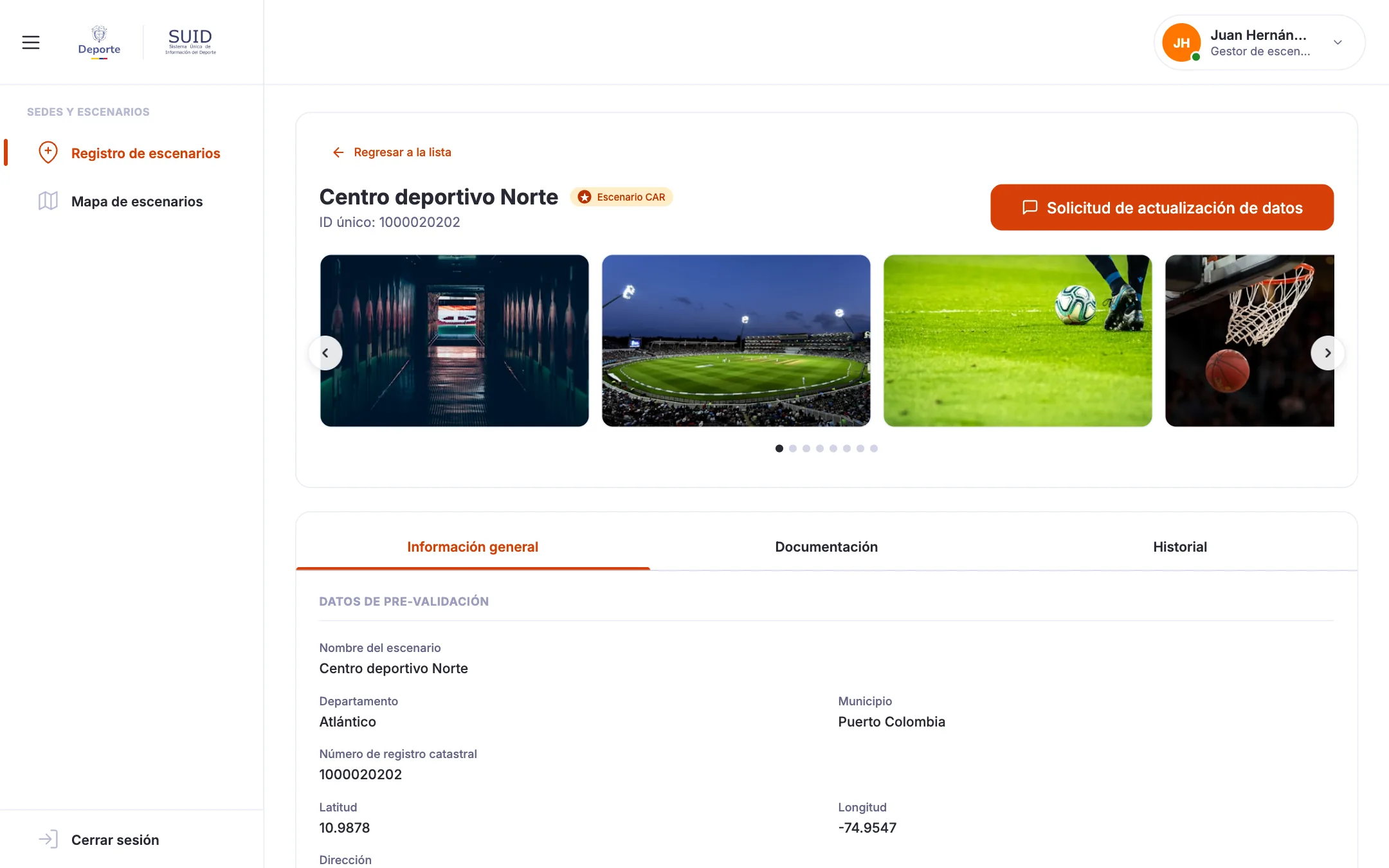 El perfil del escenario Centro deportivo Norte, con una insignia CAR: un carrusel de fotos sobre pestañas de información general, documentación e historial, con departamento, municipio, ficha catastral y coordenadas.