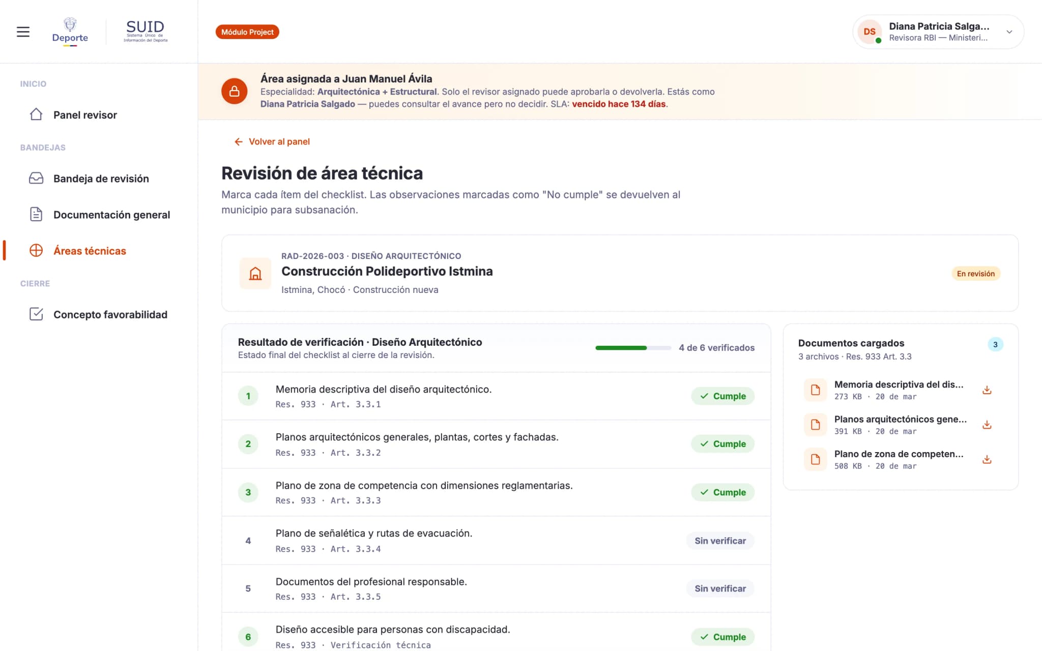 Revisión del área técnica de la postulación RAD-2026-003: un aviso de área asignada con su SLA, una lista de chequeo arquitectónica donde cada ítem cita su artículo de la Resolución 933 y se marca como cumple o sin verificar, un avance de 4 de 6 y un panel con los documentos cargados.