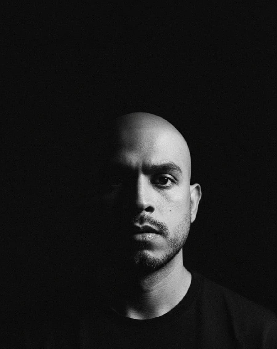 Doug Vargas, en blanco y negro sobre un fondo oscuro.