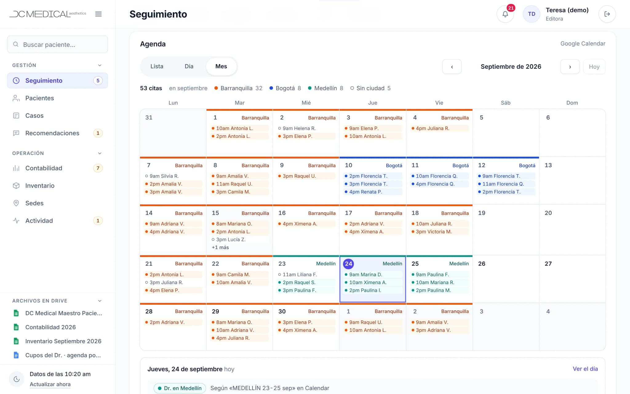 La agenda en vista de mes: septiembre de 2026 de lunes a domingo, con las citas de cada día como líneas cortas del color de su ciudad —naranja para Barranquilla, azul para Bogotá, verde azulado para Medellín—, una franja de color sobre los días que el médico pasa en cada ciudad y un conteo de citas por ciudad encima de la grilla.
